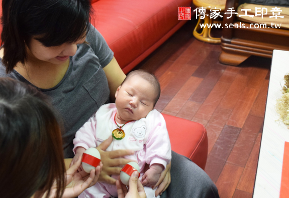 吳寶寶(台中北屯區到府嬰兒寶寶滿月剃頭理髮、免費到府嬰兒剃胎毛儀式吉祥話)。到府剃頭剃胎毛主持、專業拍照、DVD光碟、證書。★購買「臍帶章、肚臍章、胎毛筆刷印章」贈送：剃頭、收涎、抓周，三選一。2015.12.06 照片4